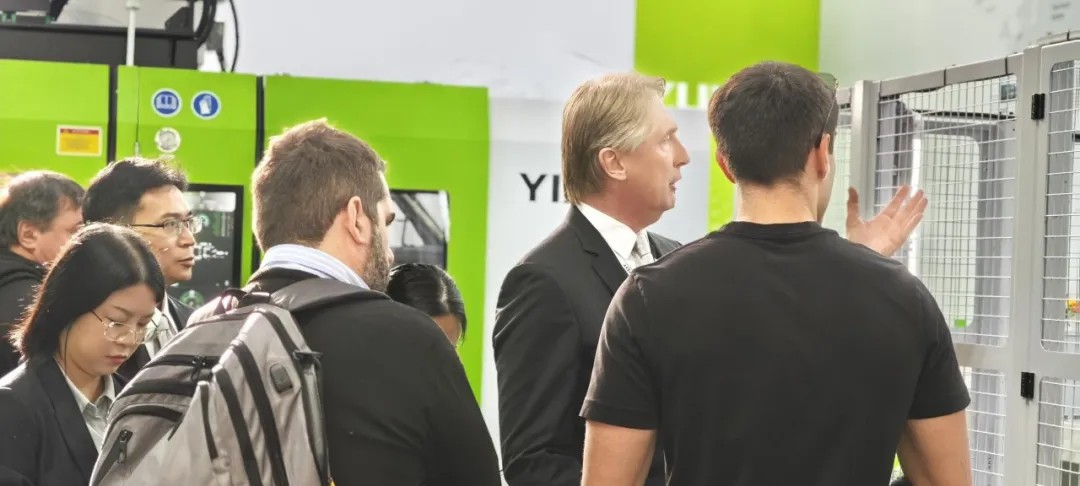 K 2025展机直击|北极星系列YL3-V440F橡胶机：智控成型，一键解锁高端自动化成型